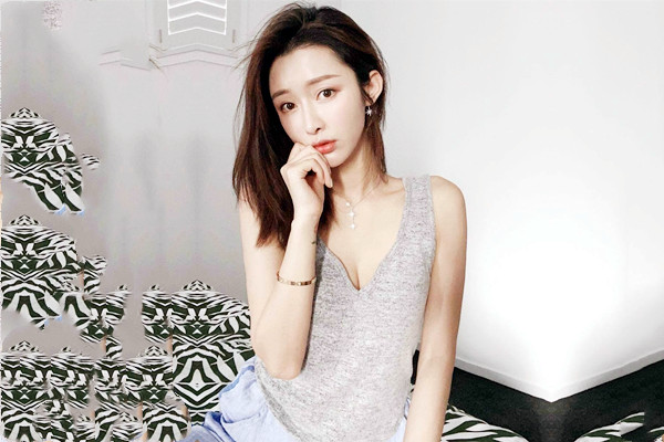 骚 货 饥 渴难 耐自己 舔 硬坐 上来 动